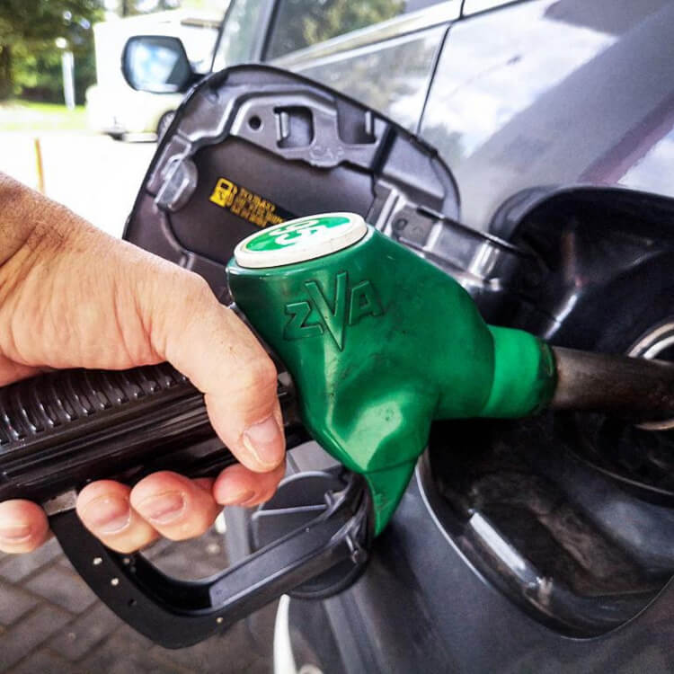 Кто создал дефицит бензина в России?